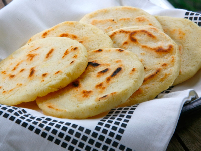 Bánh ngô Arepas là món ăn đường phố truyền thống