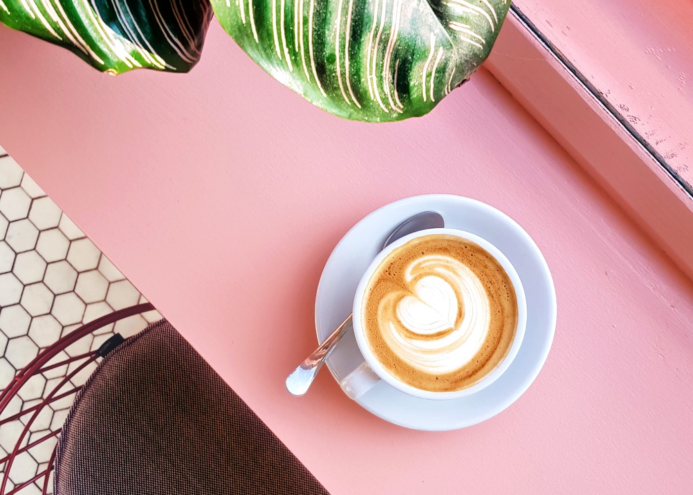 Một tách Cappuccino gồm ba phần chính lần lượt là espresso, sữa nóng và sữa sủi bọt
